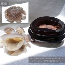 画像3: メノウ 蓮 ジオード ブラジル産 木製台座付き 【 一点物 】 agate  蓮の花ジオード 瑪瑙 めのう ジオード 金運 財運 浄化 置き物 浄化 台座付き お守り 天然石 パワーストーン (3)