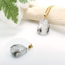 画像3: 【大決算SALE 30%OFF】 フェナカイト ラフ 原石 ペンダントトップ K18 7ct AAAランク 日本製 【 1点もの 】ロシア産 ラフ原石 Phenakite 希少石 レア  誕生石 天然石 原石アクセサリー フェナス石 鉱物 pendant ネックレス 【 送料無料 】パワーストーン 浄化 お守り 天然石 カラーストーン (3)