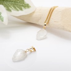 画像3: フェナカイト ラフ 原石 ペンダントトップ K18 2.1ct Sランク 日本製 【 1点もの 】ロシア産 ラフ原石 Phenakite 希少石 レア  誕生石 天然石 原石アクセサリー フェナス石 鉱物 pendant ネックレス 【 送料無料 】パワーストーン 浄化 お守り 天然石 カラーストーン (3)