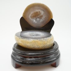 画像2: トレジャーメノウ 台付き ブラジル産 【一点物】 2.25kg treasure agate 天然石 パワーストーン カラーストーン (2)